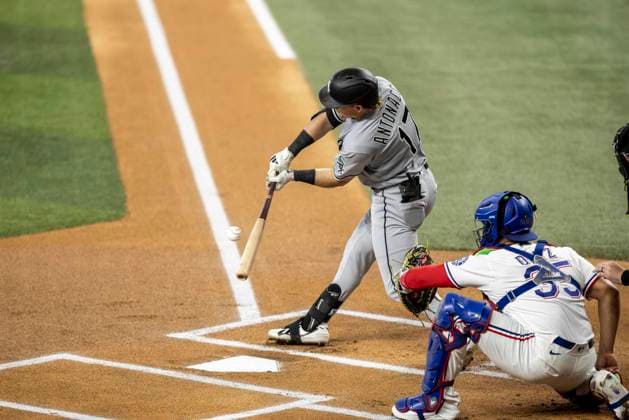 July 22, 2026, Arlington, Texas, USA: Chicago White Sox left fielder SAM ANTONACCI (17) at bat against the Texas Rangers at Globe Life Field. White Sox win 4-2. MLB, Baseball Herren, USA 2026: White Sox 4:2 Rangers  - ZUMAf180 20260722_zsp_f180_040 Copyright: xMarkxFannx