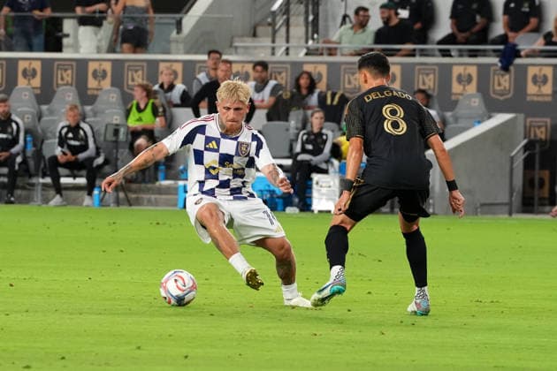 Marco Delgado (R) of Los Angeles battles for the ball with Diego Luna of Real Salt Lake at BMO Stadium in Los Angeles, USA, 22 July 2026. MLS, Fussball Herren, USA League: Los Angeles vs. Real Salt Lake !ACHTUNG: NUR REDAKTIONELLE NUTZUNG!  Copyright: xOmarxAlonsox AMDEP9251 20260723-55020966027_1