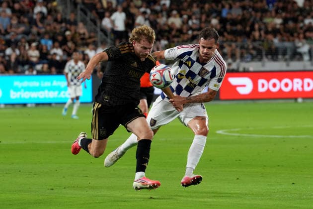 Jacob Shaffelburg (L) of Los Angeles vies for the ball with Lukas Engel of Real Salt Lake at BMO Stadium in Los Angeles, USA, 22 July 2026. MLS, Fussball Herren, USA League: Los Angeles vs. Real Salt Lake !ACHTUNG: NUR REDAKTIONELLE NUTZUNG!  Copyright: xOmarxAlonsox AMDEP9247 20260723-55020966029_1