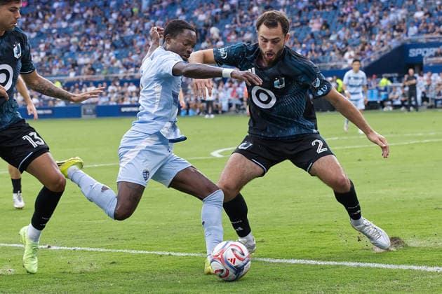 July 22, 2026, Kansas City, Kansas, USA: Sporting KC forward CAPITA CAPEMBA 7 (l) aims for a shot on goal against Minnesota United FC defender DEVIN PADELFORD 2 (r) during the first half of the game at Sporting Park in Kansas City, KS, on July 22, 2026. MLS, Fussball Herren, USA 2026: Sporting KC 2:1 Minnesota United  - ZUMAh139 20260722_zap_h139_002 Copyright: xSerenaxS.Y.xHsux