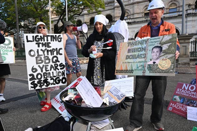 OLYMPICS MONEY BURNING 2032 BBQ, A person dressed as a Ibis is seen during a protest against the 2032 Brisbane Olympics are seen during a Olympics Money Burning BBQ protest that marks 6 years until the Brisbane 2032 Olympics, at Queensland Parliament House, in Brisbane, Thursday, July 23, 2026. ( NO ARCHIVING BRISBANE QUEENSLAND AUSTRALIA  Copyright: xDARRENxENGLANDx 20260723141030271091