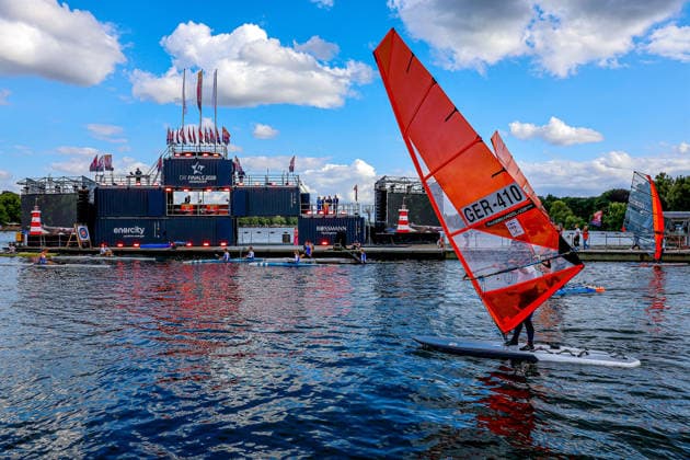 Die Finals 2026 Hannover - Eröffnungsfeier Eröffnungsfeier, Die Finals Hannover 2026, Präsentation der 24 Sportarten: Auftritt der WIndsurfer. Hannover Maschsee, Nordufer Niedersachsen, Region Hannover Germany *** The Finals 2026 Hannover Opening Ceremony, The Finals Hannover 2026, Presentation of the 24 Sports, Windsurfing Performance at Maschsee, North Shore, Lower Saxony, Hannover Region, Germany