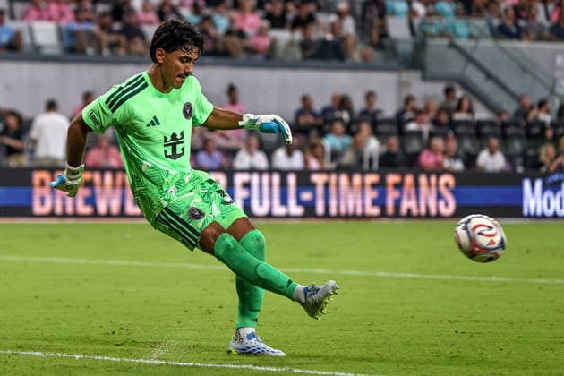 July 22, 2026, Miami, Florida, USA: Rocco Rios Novo (34) of Inter Miami CF kicks a ball during a MLS, Fussball Herren, USA match between Inter Miami CF and Chicago Fire FC Soccer 2026: Inter Miami 3:2 Chicago Fire.  - ZUMAa257 20260722_zsp_a257_030 Copyright: xChrisxArjoonx