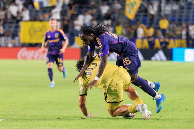 July 22, 2026, Carson, California, USA: Joseph Paintsil 28 of the LA Galaxy is challenged by Eduard Lowen 10 of the St. Louis City SC during a regular season MLS, Fussball Herren, USA match on Wednesday July 22, 2026 at Dignity Health Sports Park Stadium in Carson, California. LA Galaxy loses to St. Louis City FC, 1-3. JAVIER ROJAS PI LA Galaxy Vs. St. Louis City FC  - ZUMAp124 20260722_zaa_p124_060 Copyright: xJavierxRojasx
