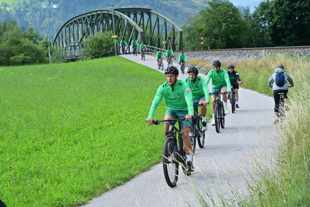 22.07.2026, AUT, Radtour Werder BREMEN von Zellam Ziller nach Aschau Freier Tag nach dem Freundschaftsspiel zur Regeneration Stand die Radtour von Zell am Teller nach Aschau auf dem Programm. -. vorbei an der Zillertalbahn und dem Alpenpanorama Olivier Deman (Werder Bremen 02) Amos Pieper (Werder Bremen 05) Zell am Ziller Parkstadion Zillertal Österreich *** July 22, 2026, AUT, Werder Bremen Bike Tour from Zell am Ziller to Aschau: A free day for recovery after the friendly match. The bike tour from Zell am Ziller to Aschau was on the schedule, passing by the Zillertal Railway and the Alpine panorama. Olivier Deman, Werder Bremen 02; Amos Pieper, Werder Bremen 05 Zell am Ziller, Parkstadion Zillertal, Austria Copyright: xnordphotoxGmbHx xKFOTOx
