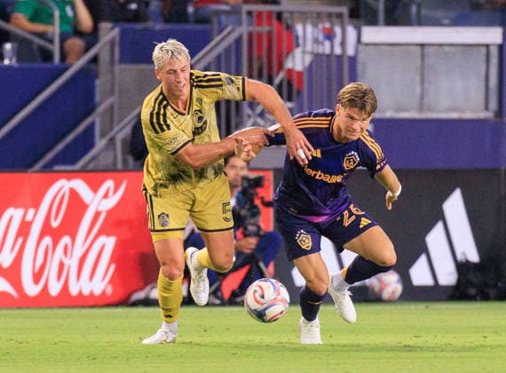 July 22, 2026, Carson, California, USA: Lukas MacNaughton 5 of the St. Louis City SC battles for the ball with Harbor Miller 26 of the LA Galaxy during a regular season MLS, Fussball Herren, USA match on Wednesday July 22, 2026 at Dignity Health Sports Park Stadium in Carson, California. LA Galaxy loses to St. Louis City FC, 1-3. JAVIER ROJAS PI LA Galaxy Vs. St. Louis City FC  - ZUMAp124 20260722_zaa_p124_050 Copyright: xJavierxRojasx