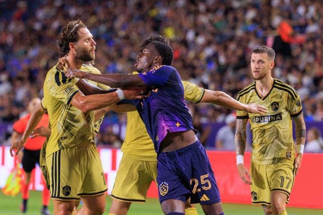July 22, 2026, Carson, California, USA: Carlos Garces 25 of the LA Galaxy disputes with Eduard Lowen 10 of the St. Louis City SC after a goal is scored due to a LA Galaxy player on the field during a regular season MLS, Fussball Herren, USA match on Wednesday July 22, 2026 at Dignity Health Sports Park Stadium in Carson, California. LA Galaxy loses to St. Louis City FC, 1-3. JAVIER ROJAS PI LA Galaxy Vs. St. Louis City FC  - ZUMAp124 20260722_zaa_p124_056 Copyright: xJavierxRojasx
