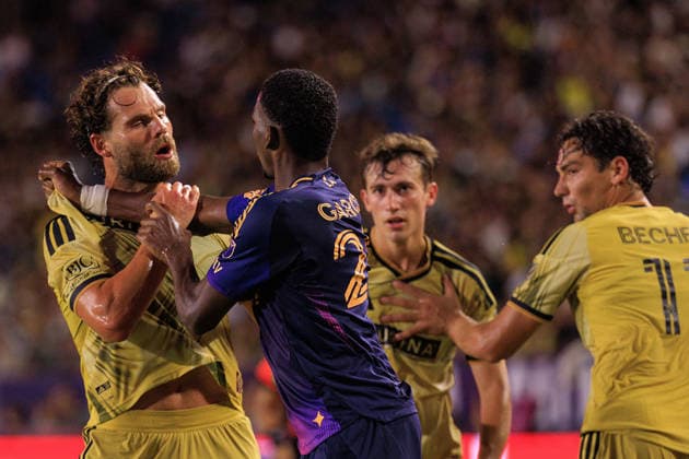July 22, 2026, Carson, California, USA: Carlos Garces 25 of the LA Galaxy disputes with Eduard Lowen 10 of the St. Louis City SC after a goal is scored due to a LA Galaxy player on the field during a regular season MLS, Fussball Herren, USA match on Wednesday July 22, 2026 at Dignity Health Sports Park Stadium in Carson, California. LA Galaxy loses to St. Louis City FC, 1-3. JAVIER ROJAS PI LA Galaxy Vs. St. Louis City FC  - ZUMAp124 20260722_zaa_p124_057 Copyright: xJavierxRojasx