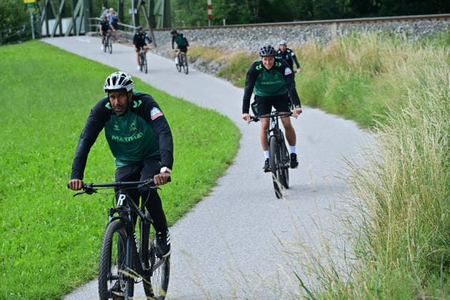 22.07.2026, AUT, Radtour Werder BREMEN von Zellam Ziller nach Aschau Freier Tag nach dem Freundschaftsspiel zur Regeneration Stand die Radtour von Zell am Teller nach Aschau auf dem Programm. -. vorbei an der Zillertalbahn und dem Alpenpanorama Trainer Daniel Thioune (Werder Bremen) Zell am Ziller Parkstadion Zillertal Österreich *** July 22, 2026, AUT, Werder Bremen Bike Tour from Zell am Ziller to Aschau: A free day for recovery after the friendly match. The bike tour from Zell am Ziller to Aschau was on the schedule, passing by the Zillertal Railway and the Alpine panorama. Coach Daniel Thioune, Werder Bremen, Zell am Ziller, Parkstadion Zillertal, Austria Copyright: xnordphotoxGmbHx xKFOTOx