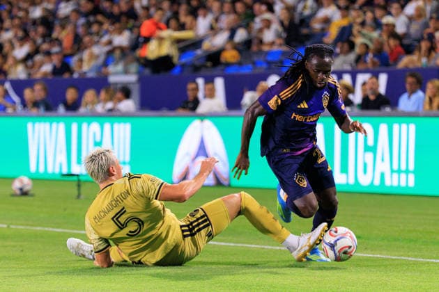 July 22, 2026, Carson, California, USA: Joseph Paintsil 28 of the LA Galaxy slips by Lukas MacNaughton 5 of the St. Louis City SC during a regular season MLS, Fussball Herren, USA match on Wednesday July 22, 2026 at Dignity Health Sports Park Stadium in Carson, California. LA Galaxy loses to St. Louis City FC, 1-3. JAVIER ROJAS PI LA Galaxy Vs. St. Louis City FC  - ZUMAp124 20260722_zaa_p124_062 Copyright: xJavierxRojasx