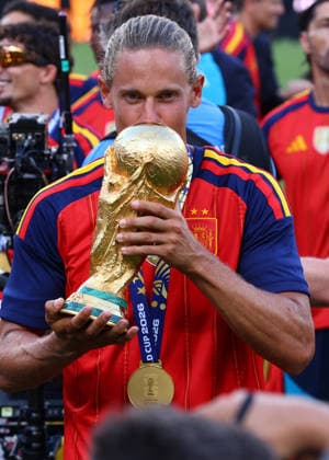 New Jersey, USA, 19th July 2026. Marcos Llorente of Spain celebrates with the trophy after the Spain vs Argentina FIFA World Cup, WM, Weltmeisterschaft, Fussball final match at the Metlife Stadium, New Jersey. Picture credit should read: Paul Terry Sportimage EDITORIAL USE ONLY. No use with unauthorised audio, video, data, fixture lists, club league logos or live services. Online in-match use limited to 120 images, no video emulation. No use in betting, games or single club league player publications. SPI_512_PT_Spain_Argentina SPI-4862-0511