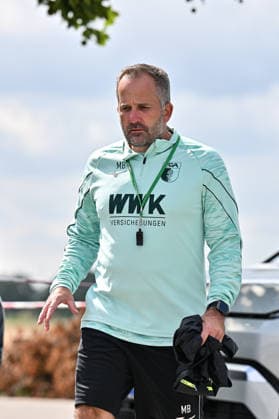 Training FC Augsburg, 23.07.2026 AUGSBURG, GERMANY - 23. July: im Bild Manuel BAUM - Trainer FC Augsburg auf dem Weg zur Trainigseinheit *** FC Augsburg Training, July 23, 2026 AUGSBURG, GERMANY July 23: FC Augsburg coach Manuel Baum on his way to training Copyright: xBEAUTIFULxSPORTS Goldbergx