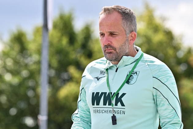 Training FC Augsburg, 23.07.2026 AUGSBURG, GERMANY - 23. July: im Bild Manuel BAUM - Trainer FC Augsburg auf dem Weg zur Trainigseinheit *** FC Augsburg Training, July 23, 2026 AUGSBURG, GERMANY July 23: FC Augsburg coach Manuel Baum on his way to training Copyright: xBEAUTIFULxSPORTS Goldbergx