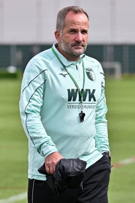 Training FC Augsburg, 23.07.2026 AUGSBURG, GERMANY - 23. July: im Bild Manuel BAUM - Trainer FC Augsburg während dem Training auf dem Trainingsplatz *** FC Augsburg Training, July 23, 2026 AUGSBURG, GERMANY July 23: A photo of Manuel BAUM, FC Augsburg coach, during training on the practice field Copyright: xBEAUTIFULxSPORTS Goldbergx