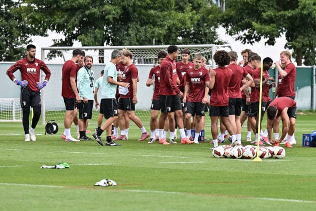 Training FC Augsburg, 23.07.2026 AUGSBURG, GERMANY - 23. July: im Bild die Mannschaft des FC Augsburg während einer Trainingseinheit auf dem Trainingsplatz *** FC Augsburg Training, July 23, 2026 AUGSBURG, GERMANY July 23: Pictured is the FC Augsburg team during a training session on the practice field Copyright: xBEAUTIFULxSPORTS Goldbergx