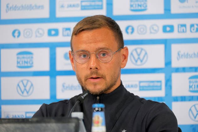 PK _CFC_Saisonauftakt 23.07.2026, Chemnitz, eins- Stadion - An der Gellertstraße, CFC, Regionaliga Nordost, Pressekonferenz zum Saisonauftakt. Cheftrainer Benjamin Duda, Sportdirektor Chris Löwe und Mannschaftskapitän Andreas Geipl geben Auskunft über die sportliche Saisonvorbereitung und die Zielsetzung der Regionalliga- Saison 2026 2027. Sportdirektor Chris Löwe Chemnitz Sachsen BRD *** CFC Season Opener Press Conference, July 23, 2026, Chemnitz, eins Stadium on Gellertstraße, CFC, Regional League Northeast, Season Opener Press Conference: Head Coach Benjamin Duda, Sports Director Chris Löwe, and Team Captain Andreas Geipl discuss the team’s preseason preparations and goals for the 2026–2027 Regional League season. Sports Director Chris Löwe, Chemnitz, Saxony, Germany