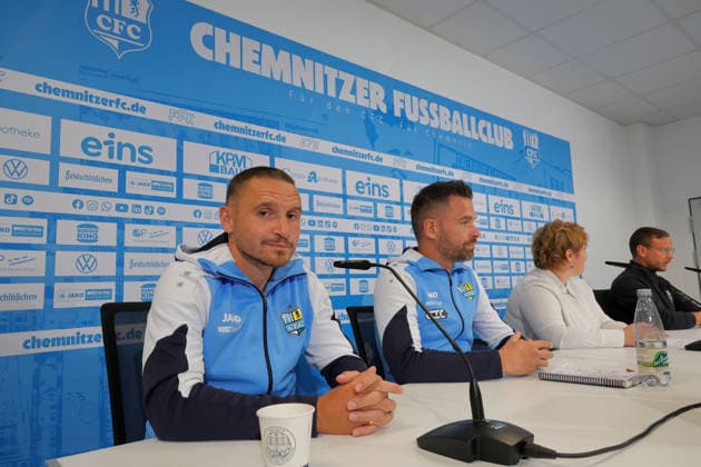 PK _CFC_Saisonauftakt 23.07.2026, Chemnitz, eins- Stadion - An der Gellertstraße, CFC, Regionaliga Nordost, Pressekonferenz zum Saisonauftakt. Cheftrainer Benjamin Duda, Sportdirektor Chris Löwe und Mannschaftskapitän Andreas Geipl geben Auskunft über die sportliche Saisonvorbereitung und die Zielsetzung der Regionalliga- Saison 2026 2027. vlnr: Mannschaftskapitän Andreas Geipl, Cheftrainer Benjamin Duda, Pressesprecherin Nicole Oeser und Sportdirektor Chris Löwe Chemnitz Sachsen BRD *** CFC Press Conference: Season Opener, July 23, 2026, Chemnitz, eins Stadium on Gellertstraße, CFC, Northeast Regional League, Press Conference for the Season Opener: Head Coach Benjamin Duda, Sports Director Chris Löwe, and Team Captain Andreas Geipl provide information about the team’s preseason preparations and the goals for the 2026–2027 Regional League season. From left to right: Team Captain Andreas Geipl, Head Coach Benjamin Duda, Press Spokesperson Nicole Oeser, and Sports Director Chris Löwe; Chemnitz, Saxony, Germany