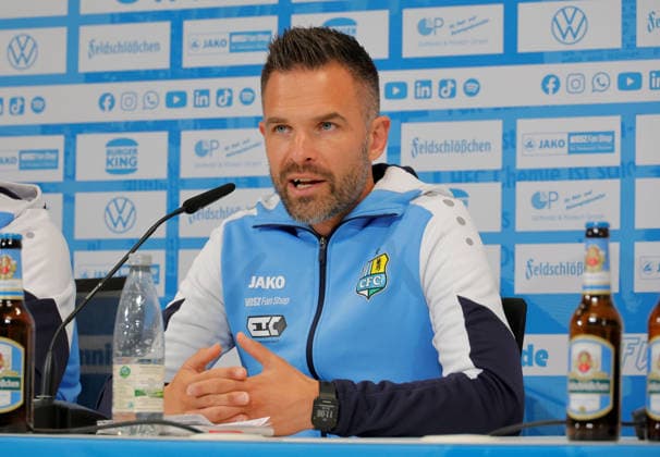 PK _CFC_Saisonauftakt 23.07.2026, Chemnitz, eins- Stadion - An der Gellertstraße, CFC, Regionaliga Nordost, Pressekonferenz zum Saisonauftakt. Cheftrainer Benjamin Duda, Sportdirektor Chris Löwe und Mannschaftskapitän Andreas Geipl geben Auskunft über die sportliche Saisonvorbereitung und die Zielsetzung der Regionalliga- Saison 2026 2027. Cheftrainer Benjamin Duda Chemnitz Sachsen BRD *** CFC Press Conference: Season Kickoff, July 23, 2026, Chemnitz, eins Stadium on Gellertstraße, CFC, Northeast Regional League, Press Conference for the Season Kickoff: Head Coach Benjamin Duda, Sports Director Chris Löwe, and Team Captain Andreas Geipl provide information about the team’s preseason preparations and the goals for the 2026–2027 Regional League season. Head Coach Benjamin Duda, Chemnitz, Saxony, Germany