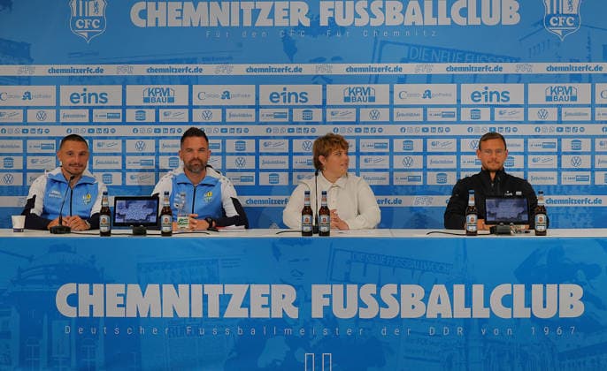 PK _CFC_Saisonauftakt 23.07.2026, Chemnitz, eins- Stadion - An der Gellertstraße, CFC, Regionaliga Nordost, Pressekonferenz zum Saisonauftakt. Cheftrainer Benjamin Duda, Sportdirektor Chris Löwe und Mannschaftskapitän Andreas Geipl geben Auskunft über die sportliche Saisonvorbereitung und die Zielsetzung der Regionalliga- Saison 2026 2027. vlnr: Mannschaftskapitän Andreas Geipl, Cheftrainer Benjamin Duda, Pressesprecherin Nicole Oeser und Sportdirektor Chris Löwe Chemnitz Sachsen BRD *** CFC Press Conference: Season Opener, July 23, 2026, Chemnitz, eins Stadium on Gellertstraße, CFC, Northeast Regional League, Press Conference for the Season Opener: Head Coach Benjamin Duda, Sports Director Chris Löwe, and Team Captain Andreas Geipl provide information about the team’s preseason preparations and the goals for the 2026–2027 Regional League season. From left to right: Team Captain Andreas Geipl, Head Coach Benjamin Duda, Press Spokesperson Nicole Oeser, and Sports Director Chris Löwe; Chemnitz, Saxony, Germany