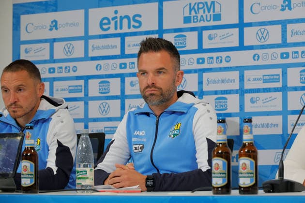 PK _CFC_Saisonauftakt 23.07.2026, Chemnitz, eins- Stadion - An der Gellertstraße, CFC, Regionaliga Nordost, Pressekonferenz zum Saisonauftakt. Cheftrainer Benjamin Duda, Sportdirektor Chris Löwe und Mannschaftskapitän Andreas Geipl geben Auskunft über die sportliche Saisonvorbereitung und die Zielsetzung der Regionalliga- Saison 2026 2027. vlnr: Mannschaftskapitän Andreas Geipl und Cheftrainer Benjamin Duda, Chemnitz Sachsen BRD *** CFC Press Conference: Season Opener, July 23, 2026, Chemnitz, eins Stadium on Gellertstraße, CFC, Northeast Regional League, Press Conference for the Season Opener: Head Coach Benjamin Duda, Sports Director Chris Löwe, and Team Captain Andreas Geipl provide information about the team’s preseason preparations and the goals for the 2026–2027 Regional League season. From left to right: Team Captain Andreas Geipl and Head Coach Benjamin Duda, Chemnitz, Saxony, Germany