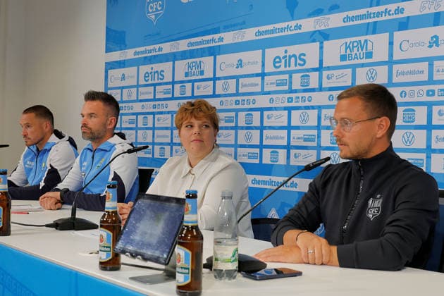PK _CFC_Saisonauftakt 23.07.2026, Chemnitz, eins- Stadion - An der Gellertstraße, CFC, Regionaliga Nordost, Pressekonferenz zum Saisonauftakt. Cheftrainer Benjamin Duda, Sportdirektor Chris Löwe und Mannschaftskapitän Andreas Geipl geben Auskunft über die sportliche Saisonvorbereitung und die Zielsetzung der Regionalliga- Saison 2026 2027. vlnr: Mannschaftskapitän Andreas Geipl, Cheftrainer Benjamin Duda, Pressesprecherin Nicole Oeser und Sportdirektor Chris Löwe Chemnitz Sachsen BRD *** CFC Press Conference: Season Opener, July 23, 2026, Chemnitz, eins Stadium on Gellertstraße, CFC, Northeast Regional League, Press Conference for the Season Opener: Head Coach Benjamin Duda, Sports Director Chris Löwe, and Team Captain Andreas Geipl provide information about the team’s preseason preparations and the goals for the 2026–2027 Regional League season. From left to right: Team Captain Andreas Geipl, Head Coach Benjamin Duda, Press Officer Nicole Oeser, and Sports Director Chris Löwe; Chemnitz, Saxony, Germany
