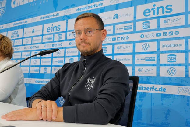 PK _CFC_Saisonauftakt 23.07.2026, Chemnitz, eins- Stadion - An der Gellertstraße, CFC, Regionaliga Nordost, Pressekonferenz zum Saisonauftakt. Cheftrainer Benjamin Duda, Sportdirektor Chris Löwe und Mannschaftskapitän Andreas Geipl geben Auskunft über die sportliche Saisonvorbereitung und die Zielsetzung der Regionalliga- Saison 2026 2027. Sportdirektor Chris Löwe Chemnitz Sachsen BRD *** CFC Season Opener Press Conference, July 23, 2026, Chemnitz, eins Stadium on Gellertstraße, CFC, Regional League Northeast, Season Opener Press Conference: Head Coach Benjamin Duda, Sports Director Chris Löwe, and Team Captain Andreas Geipl discuss the team’s preseason preparations and goals for the 2026–2027 Regional League season. Sports Director Chris Löwe, Chemnitz, Saxony, Germany