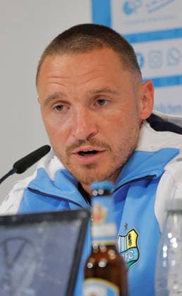 PK _CFC_Saisonauftakt 23.07.2026, Chemnitz, eins- Stadion - An der Gellertstraße, CFC, Regionaliga Nordost, Pressekonferenz zum Saisonauftakt. Cheftrainer Benjamin Duda, Sportdirektor Chris Löwe und Mannschaftskapitän Andreas Geipl geben Auskunft über die sportliche Saisonvorbereitung und die Zielsetzung der Regionalliga- Saison 2026 2027. Mannschaftskapitän Andreas Geipl Chemnitz Sachsen BRD *** CFC Press Conference: Season Kickoff, July 23, 2026, Chemnitz, eins Stadium on Gellertstraße, CFC, Northeast Regional League, Press Conference for the Season Kickoff: Head Coach Benjamin Duda, Sports Director Chris Löwe, and Team Captain Andreas Geipl provide information about the team’s preseason preparations and the goals for the 2026–2027 Regional League season. Team Captain Andreas Geipl, Chemnitz, Saxony, Germany