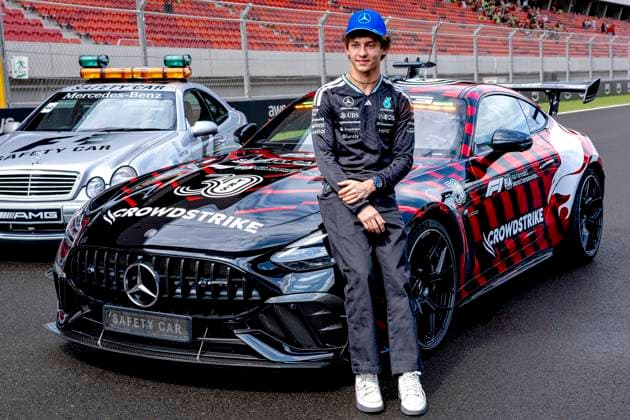 BUDAPEST - Formula 1 driver Kimi Antonelli of Mercedes AMG-Petronas Formula One Team in front of the new safety car during Formula 1 Hungary at the Hungaroring circuit on July 23, 2026 in Budapest, Hungary. (Photo by DeFodi Images) - *** BUDAPEST: Formula 1 driver Kimi Antonelli of the Mercedes AMG Petronas Formula One Team stands in front of the new safety car during the Formula 1 Hungarian Grand Prix at the Hungaroring circuit on July 23, 2026, in Budapest, Hungary. Photo by DeFodi Images