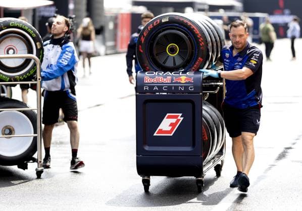 BUDAPEST - A Red Bull Racing mechanic with the tires (soft type) for Max Verstappen at the Hungaroring ahead of the Hungarian Grand Prix. SANDER KONING ANP xVIxANPxSportx xxANPxIVx 564113876 originalFilename: 564113876.jpg