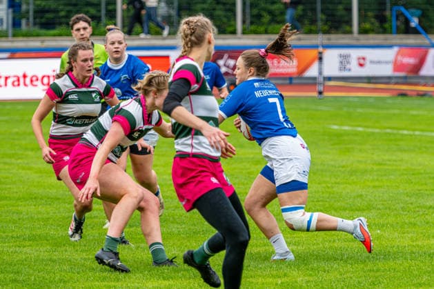 SC Neuenheim (blau) gegen Münster Tourists (pink): 40:17 - Gruppenphase Damen Gruppe A Spiel 1 - 7er Rugby - Die Finals 2026 (23.07.2026, Hannover Erika-Fisch-Stadion (Hannover, GER), *** SC Neuenheim (blue) vs. Münster Tourists (pink) 40–17 Women’s Group Stage, Group A, Match 1, 7s Rugby, The Finals 2026, July 23, 2026, Erika Fisch Stadium, Hanover, GER, Copyright: xJanxGuentherx