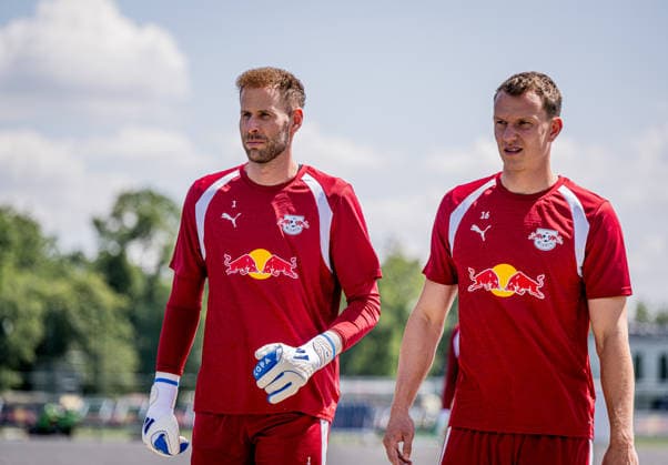 Leipzigs Torwart Torhueter Peter Gulacsi und Lukas Klostermann beim Training. Trainingsauftakt RB Leipzig. 13. Juli 2026: Leipzig, Red Bull Akademie. Training RB Leipzig *** Leipzig goalkeeper Peter Gulacsi and Lukas Klostermann during training; RB Leipzig s first training session, July 13, 2026; Leipzig, Red Bull Academy; RB Leipzig training
