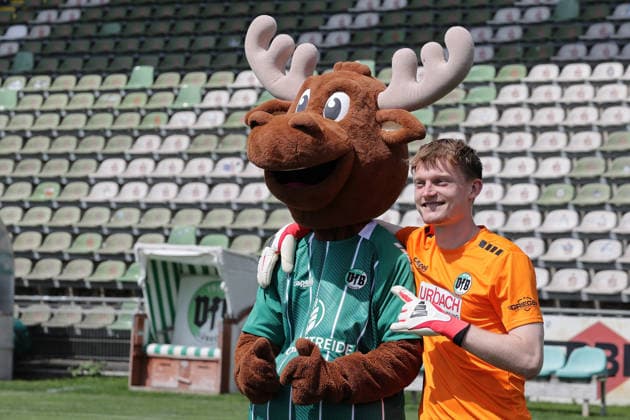 Maskottchen Thore mit Torhueter Finn Boehmker (VfB Luebeck) VfB Luebeck; RL Nord Portraettermin 2026 2027 *** Mascot Thore with goalkeeper Finn Boehmker, VfB Lübeck, VfB Lübeck, RL North, photo shoot 2026–2027