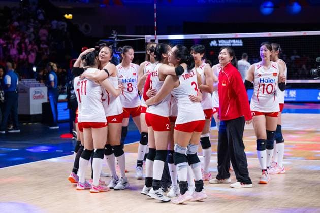 (260723) -- MACAO, July 23, 2026 -- Players of China celebrate victory after the quarterfinal match between China and the United States at the Women s Volleyball Nations League (VNL) 2026 Finals in Macao, south China, July 23, 2026. ) (SP)CHINA-MACAO-VOLLEYBALL-VNL 2026 FINALS-CHN VS USA (CN) CheongxKamxKa 