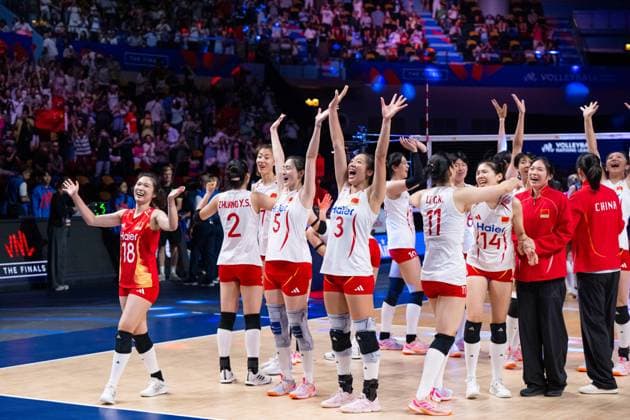 (260723) -- MACAO, July 23, 2026 -- Players of China celebrate victory after the quarterfinal match between China and the United States at the Women s Volleyball Nations League (VNL) 2026 Finals in Macao, south China, July 23, 2026. ) (SP)CHINA-MACAO-VOLLEYBALL-VNL 2026 FINALS-CHN VS USA (CN) CheongxKamxKa 