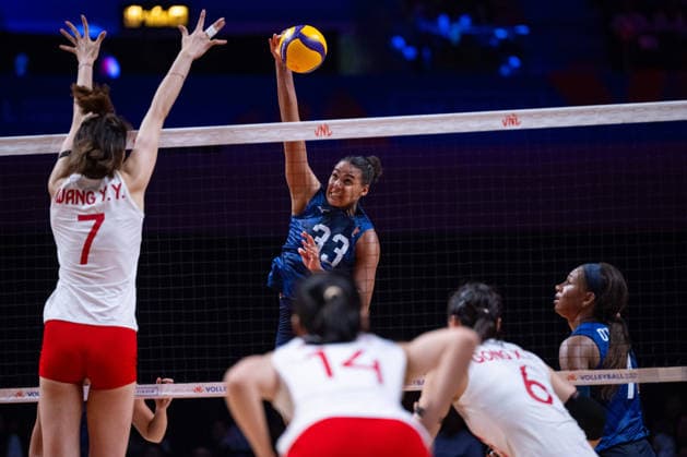 (260723) -- MACAO, July 23, 2026 -- Logan Eggleston (R, top) of the United States competes during the quarterfinal match between China and the United States at the Women s Volleyball Nations League (VNL) 2026 Finals in Macao, south China, July 23, 2026. ) (SP)CHINA-MACAO-VOLLEYBALL-VNL 2026 FINALS-CHN VS USA (CN) CheongxKamxKa 