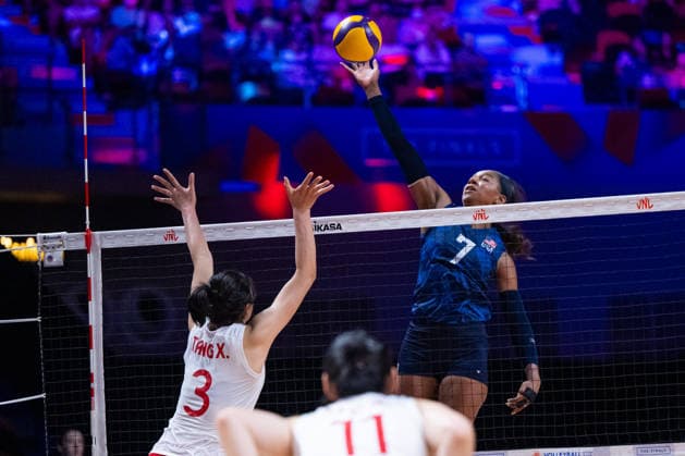 (260723) -- MACAO, July 23, 2026 -- Asjia O Neal (R) of the United States competes during the quarterfinal match between China and the United States at the Women s Volleyball Nations League (VNL) 2026 Finals in Macao, south China, July 23, 2026. ) (SP)CHINA-MACAO-VOLLEYBALL-VNL 2026 FINALS-CHN VS USA (CN) CheongxKamxKa 