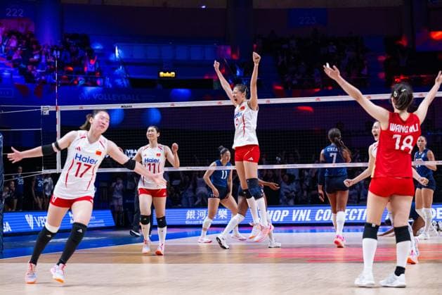 (260723) -- MACAO, July 23, 2026 -- Players of China celebrate victory after the quarterfinal match between China and the United States at the Women s Volleyball Nations League (VNL) 2026 Finals in Macao, south China, July 23, 2026. ) (SP)CHINA-MACAO-VOLLEYBALL-VNL 2026 FINALS-CHN VS USA (CN) CheongxKamxKa 