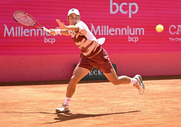 ATP, Tennis Herren 250 Estoril Open Tennis Tournament - Round of Best 16: Jaime Faria v Gonzalo Bueno ESTORIL, LISBOA, PORTUGAL - JULY 23, 2026: Jaime Faria (Portugal) during the match against Gonzalo Bueno (Chile) at the round of Best 16 at the ATP 250 Estoril Open played in Estoril Tenis Club. Estoril Estoril Tenis Club Lisbon Portugal *** ATP 250 Estoril Open Tennis Tournament Round of 16: Jaime Faria vs. Gonzalo Bueno ESTORIL, LISBON, PORTUGAL JULY 23, 2026 Jaime Faria of Portugal during his match against Gonzalo Bueno of Chile in the Round of 16 at the ATP 250 Estoril Open, held at the Estoril Tennis Club in Estoril, Lisbon, Portugal