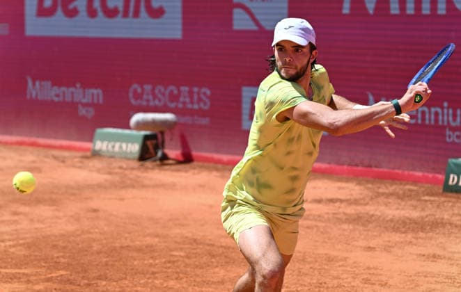 ATP, Tennis Herren 250 Estoril Open Tennis Tournament - Round of Best 16: Jaime Faria v Gonzalo Bueno ESTORIL, LISBOA, PORTUGAL - JULY 23, 2026: Jaime Faria (Portugal) during the match against Gonzalo Bueno (Chile) at the round of Best 16 at the ATP 250 Estoril Open played in Estoril Tenis Club. Estoril Estoril Tenis Club Lisbon Portugal *** ATP 250 Estoril Open Tennis Tournament Round of 16: Jaime Faria vs. Gonzalo Bueno ESTORIL, LISBON, PORTUGAL JULY 23, 2026 Jaime Faria of Portugal during his match against Gonzalo Bueno of Chile in the Round of 16 at the ATP 250 Estoril Open, held at the Estoril Tennis Club in Estoril, Lisbon, Portugal