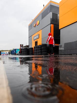 Das Motorhome von McLaren Formula 1 Team im verregneten Fahrerlager, HUN, Formel 1 Weltmeisterschaft, Grosser Preis von Ungarn, Hungaroring, Media Day, Saison 2026, 23.07.2026, HUN, Formel 1 Weltmeisterschaft, Grosser Preis von Ungarn, Hungaroring, Media Day, Saison 2026, 23.07.2026 Mogyorod *** The McLaren Formula 1 Team s motorhome in the rainy paddock, HUN, Formula 1 World Championship, Hungarian Grand Prix, Hungaroring, Media Day, 2026 season, July 23, 2026, HUN, Formula 1 World Championship, Hungarian Grand Prix, Hungaroring, Media Day, 2026 Season, July 23, 2026, Mogyorod Copyright: xEibner-Pressefoto FlorianxSchustx EP_FSU