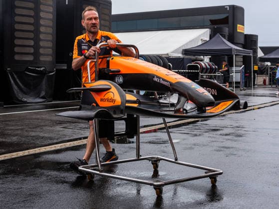 Ein Teamitglied von McLaren Formula 1 Team im Fahrerlager, HUN, Formel 1 Weltmeisterschaft, Grosser Preis von Ungarn, Hungaroring, Media Day, Saison 2026, 23.07.2026, HUN, Formel 1 Weltmeisterschaft, Grosser Preis von Ungarn, Hungaroring, Media Day, Saison 2026, 23.07.2026 Mogyorod *** A member of the McLaren Formula 1 Team in the paddock, HUN, Formula 1 World Championship, Hungarian Grand Prix, Hungaroring, Media Day, 2026 season, July 23, 2026, HUN, Formula 1 World Championship, Hungarian Grand Prix, Hungaroring, Media Day, 2026 Season, July 23, 2026, Mogyorod Copyright: xEibner-Pressefoto FlorianxSchustx EP_FSU