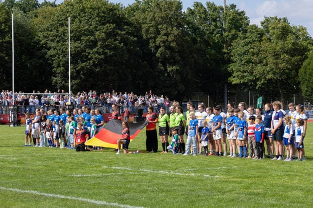 Deutsche Meisterschaften im Siebener-Rugby 2026 SC Germania List und der SC Neuenheim vor dem Finale während der Nationalhymne. Deutsche Meisterschaften im Siebener-Rugby am 23. Juli 2026 in Hannover., Hannover Niedersachsen Deutschland Erika-Fisch-Stadion *** 2026 German Sevens Rugby Championships: SC Germania List and SC Neuenheim before the final during the national anthem. German Sevens Rugby Championships on July 23, 2026, in Hanover, Hanover, Lower Saxony, Germany, at Erika Fisch Stadium