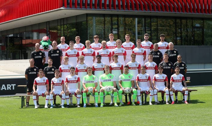 Stuttgart , VfB Stuttgart II ; 3.Liga; Porträttermin 2026 2027, Mannschaftsfoto, Hintere Reihe von links: Maskottchen Fritzle, Dominik Nothnagel, Enis Redzepi, Matthaios Tsigkas, Jordan Majchrzak, Veit Stange, Eliot Bujupi, Ertugrul Yigit Dritte Reihe von links: Co-Trainer Oliver Barth, Torwarttrainer Markus Krauss, Tim Köhler, Maximilian Herwerth, Alexander Groiß, Tim van der Leij, Oliver Rölke, Zeugwart Jürgen Möhrle, Teambetreuer Rolf Reile Zweite Reihe von links: Trainer Nico Willig, Co-Trainer Analyse Mischa Leibfarth, Julian Lüers, Yanik Spalt, Peter Reinhardt, Lauri Penna, Christopher Olivier, Antonijo Janjic, Athletiktrainer Timm Zudrell, Physiotherapeut Amine Rahmoun Vordere Reihe von links: Neno Zezelj, Tuncay Durna, Tom Santos, Julian Bock, Jerik von der Felsen, Dominik Draband, Collin Schramm, David Preu, Nicolas Sessa *** Stuttgart, VfB Stuttgart II, 3rd Division, Photo Shoot 2026–2027, Team Photo, Back Row from Left: Mascot Fritzle, Dominik Nothnagel, Enis Redzepi, Matthaios Tsigkas, Jordan Majchrzak, Veit Stange, Eliot Bujupi, Ertugrul Yigit; third row, from left: Assistant Coach Oliver Barth, Goalkeeper Coach Markus Krauss, Tim Köhler, Maximilian Herwerth, Alexander Groiß, Tim van der Leij, Oliver Rölke, equipment manager Jürgen Möhrle, team manager Rolf Reile; second row, from left: head coach Nico Willig, assistant coach (analysis) Mischa Leibfarth, Julian Lüers, Yanik Spalt, Peter Reinhardt, Lauri Penna, Christopher Olivier, Antonijo Janjic, Strength and Conditioning Coach Timm Zudrell, Physical Therapist Amine Rahmoun; Front row, from left: Neno Zezelj, Tuncay Durna, Tom Santos, Julian Bock, Jerik von der Felsen, Dominik Draband, Collin Schramm, David Preu, Nicolas Sessa