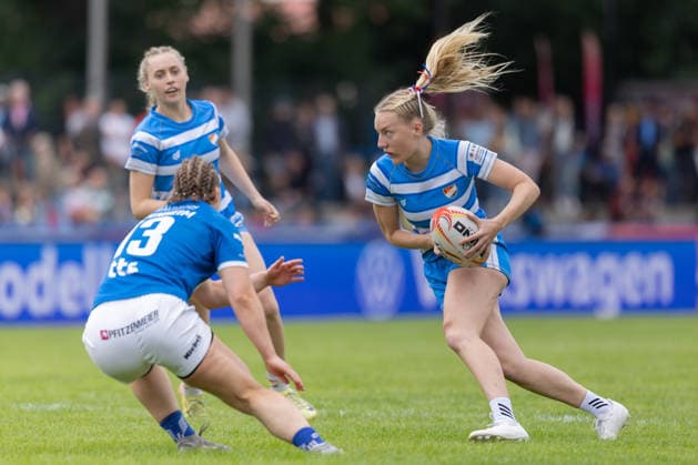 Deutsche Meisterschaften im Siebener-Rugby 2026 Lara Bürger (Heidelberger RK) zieht im Halbfinale gegen den SC Neuenheim an Maike Drewenskus vorbei.. Deutsche Meisterschaften im Siebener-Rugby am 23. Juli 2026 in Hannover., Hannover Niedersachsen Deutschland Erika-Fisch-Stadion *** 2026 German Sevens Rugby Championships: Lara Bürger of Heidelberger RK advances past Maike Drewenskus in the semifinals against SC Neuenheim German Sevens Rugby Championships on July 23, 2026, in Hanover, Hanover, Lower Saxony, Germany, at Erika Fisch Stadium