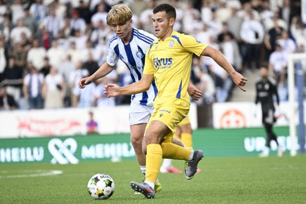 LKS 20260723 Pyry Mentu (L) of HJK and Dylan Boyle of Coleraine fight for the ball during UEFA Conference League match HJK - Coleraine in Helsinki, Finland on July 23, 2026. - MIKKO STIG Helsinki Finland ouKx-7uQvQk  Copyright: xMikkoxStigx ouKx-7uQvQk