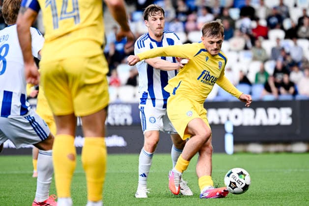 LKS 20260723 Lucas Lingman of HJK (L) and Ben Wylie of Coleraine fight for the ball during UEFA Conference League match HJK - Coleraine in Helsinki, Finland on July 23, 2026. - MIKKO STIG Helsinki Finland DZ4rOmHdZFg  Copyright: xMikkoxStigx DZ4rOmHdZFg