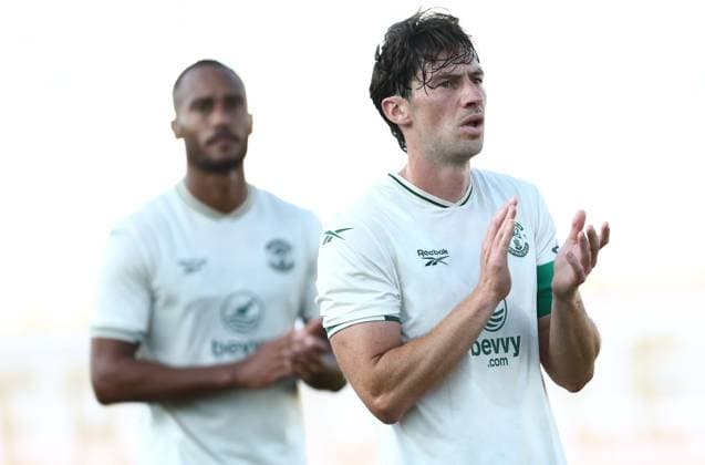 Joe Newell of Hibernian applauds the fans at full time Malisheva v Hibernian, UEFA Conference League, 2nd Qualifying Round, 1st Leg, Football, Liman Gegaj Stadium, Malisheva, Kosovo - 23 Jul 2026Malisheva Liman Gegaj Stadium Kosovo United Kingdom  Copyright: xNikolaxKrstic Shutterstockx 16999261cp