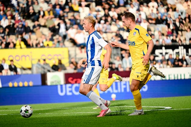 LKS 20260723 Liam Möller on HJK (L) and Rowan Mcdonald of Coleraine fight for the ball during UEFA Conference League match HJK - Coleraine in Helsinki, Finland on July 23, 2026. - MIKKO STIG Helsinki Finland sfDWrR_74_4  Copyright: xMikkoxStigx sfDWrR_74_4