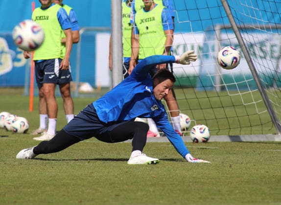 Fussball, Herren, Regionalliga Bayern, Saison 2026 2027, TSV 1860 München, Training Vitus Eicher (TSV 1860 München) im Tor greift nach einem Ball *** Soccer, Men s, Bavarian Regional League, 2026–2027 Season, TSV 1860 Munich, Training: Vitus Eicher of TSV 1860 Munich reaches for the ball in goal