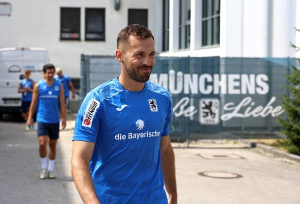 Fussball, Herren, Regionalliga Bayern, Saison 2026 2027, TSV 1860 München, Training Felix Weber (TSV 1860 München) Kopf, Oberkörper auf dem Weg zum Trainingsplatz *** Soccer, Men s, Bavarian Regional League, 2026–2027 Season, TSV 1860 Munich, Training: Felix Weber of TSV 1860 Munich, head and upper body, on his way to the training field